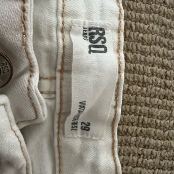 𝘵𝘪𝘭𝘭𝘺𝘴 𝘸𝘩𝘪𝘵𝘦 𝘫𝘦𝘢𝘯 𝘴𝘩𝘰𝘳𝘵𝘴 - Picture 3 of 3